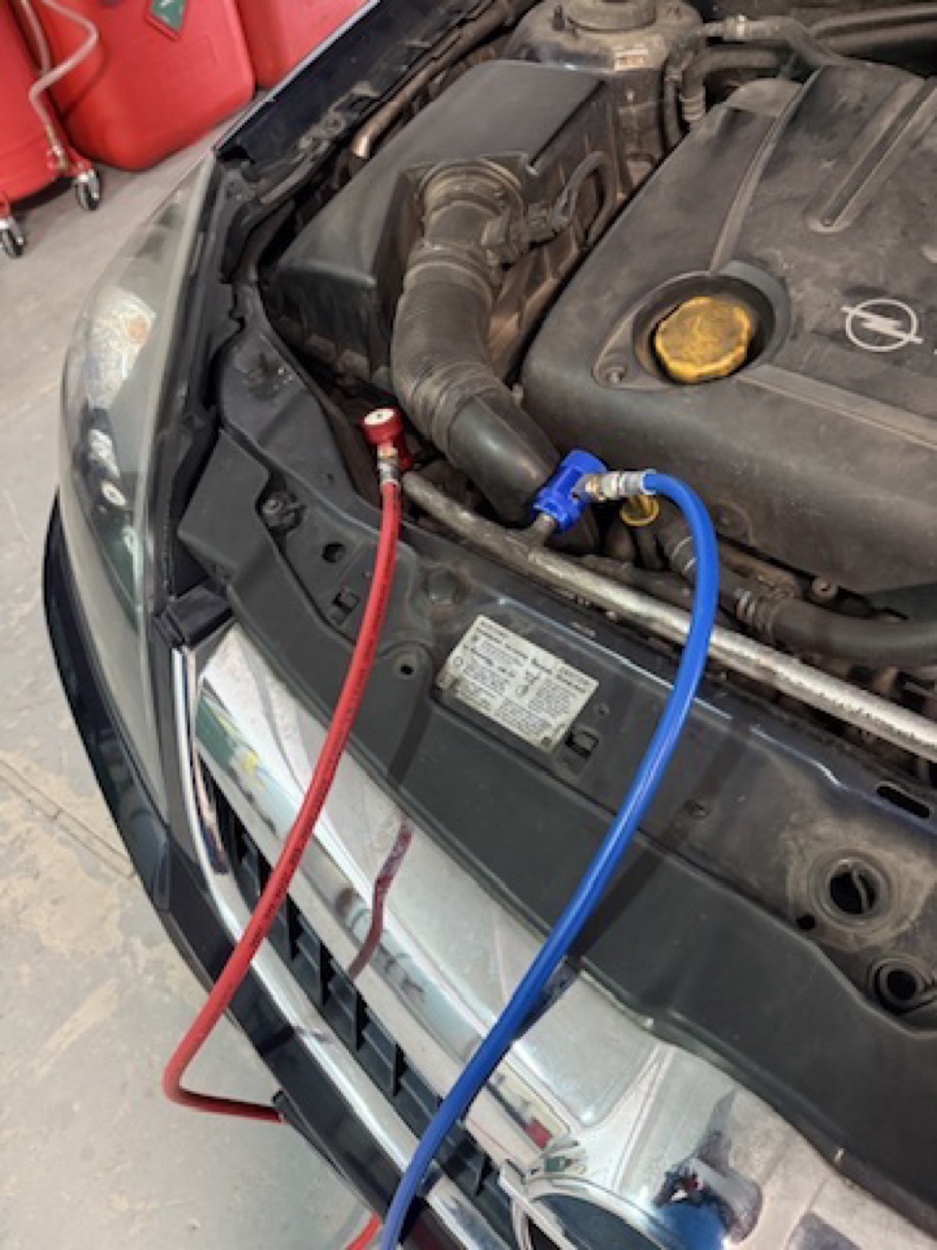 Przewody klimatyzacji podłączone do samochodu Opel